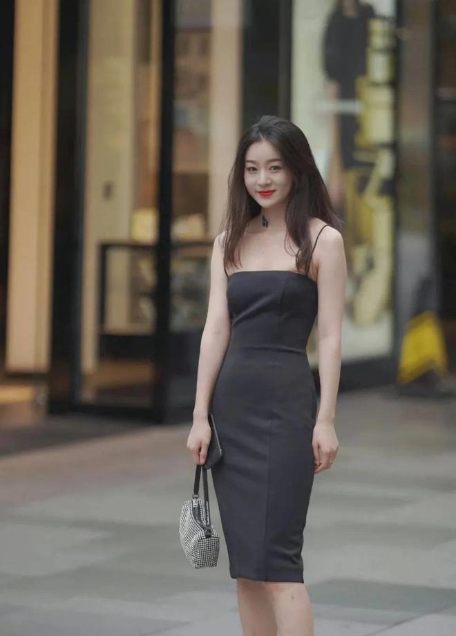 ：吊带凉鞋点亮小姐姐的时尚魅力凯发k8网站登录细节中的性感(图3)